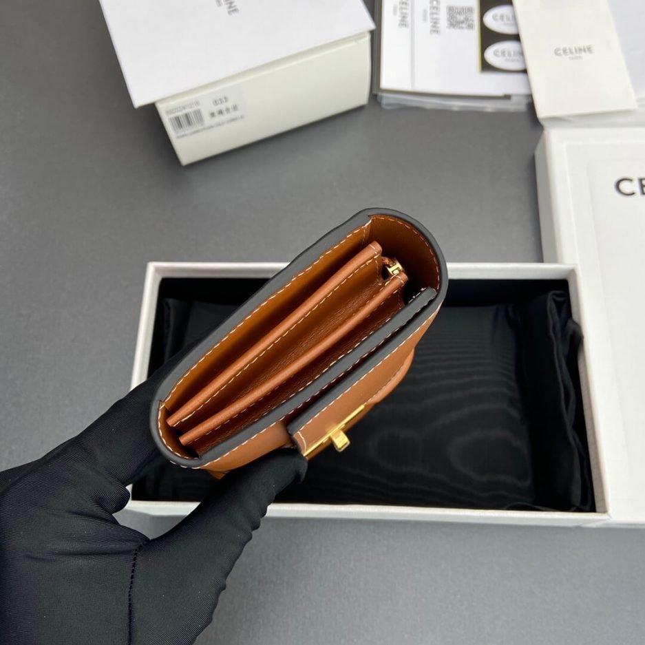 CELINE 16 Large Wallet in Shiny Calf Leather - Image 3